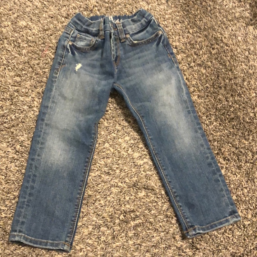 Medium to light wash skinny jeans.
